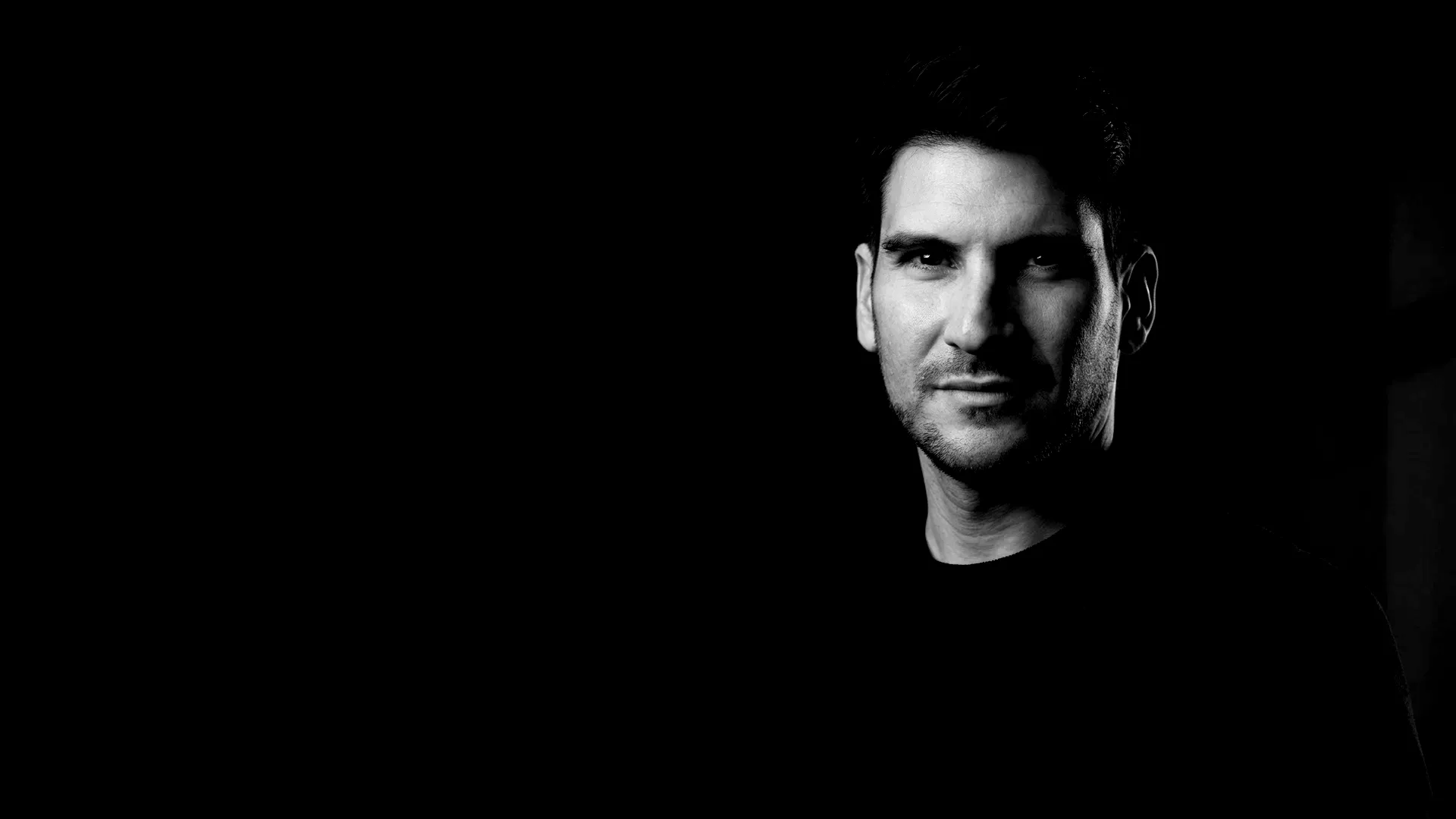 Josep Purroy, fundador y CEO de Kiwop, retrato sobre fondo oscuro